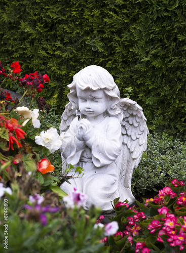 Betender Engel im Blumenbeet