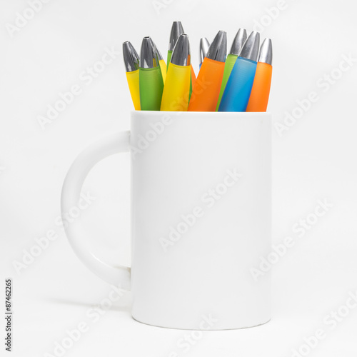 Penne colorate in tazza bianca