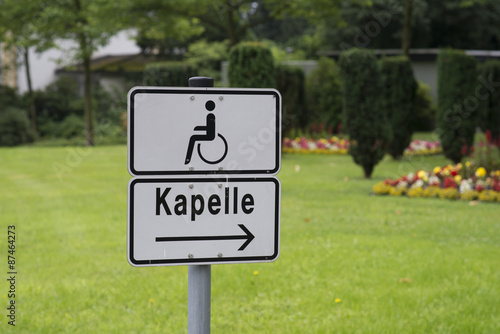 Schild Rollstuhlfahrer zur Kapelle