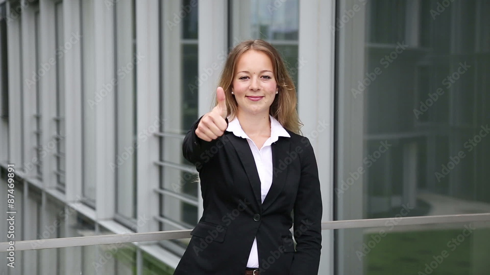 junge hübsche blonde Geschäftsfrau zeigt einen Daumen hoch junge hübsche blonde Geschäftsfrau zeigt einen Daumen hoch