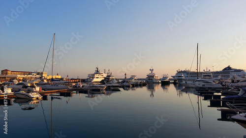 Корабли и яхты у причала, морской порт Сочи © lana4ka