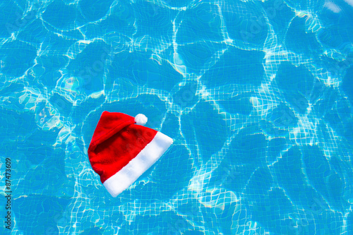 Christmas hat by the swimmingpool on a sunny day © Glamy