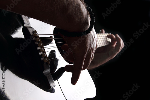 zblizenie-na-gitare-akustyczna-z-palcami