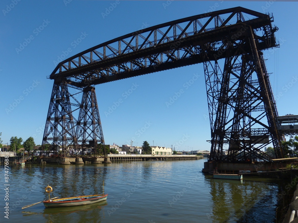 Fluss Riachuelo mit historischer Brücke in La Boca/BuenosAires Fluss Riachuelo mit historischer Brücke in La Boca/BuenosAires