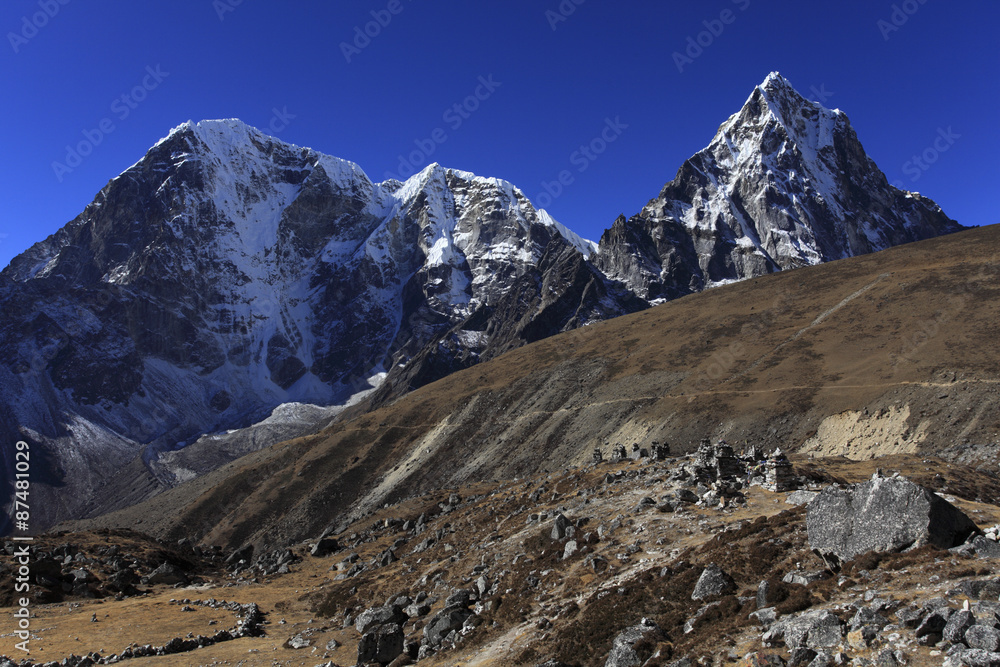 ロブチェの集落とプモリ峰