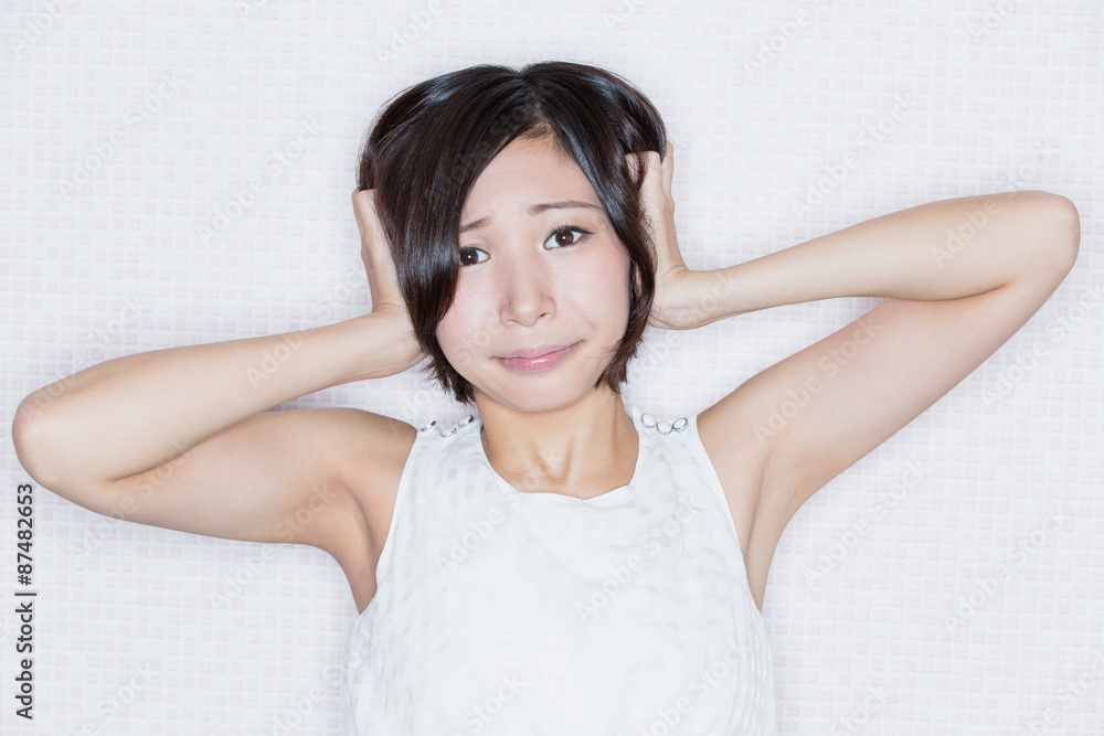 耳を塞ぐ女性 耳を塞ぐ女性
