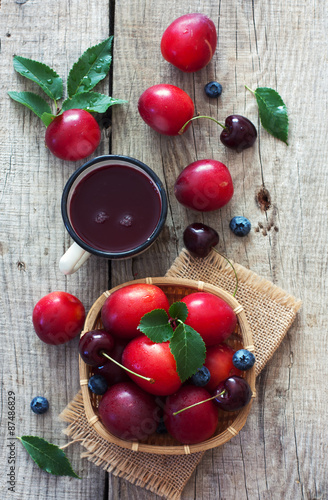 Fototapeta Naklejka Na Ścianę i Meble -  Ripe fruits and cup of juice