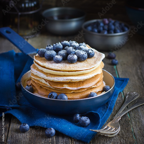 Canvas Print pancakes with blueberry and powdered sugar in pan