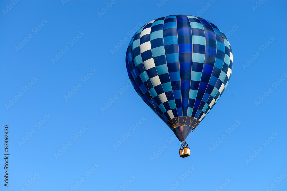 Naklejka premium hot air balloon in blue sky