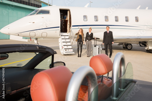 executive business team leaving corporate jet © Tom Kuest