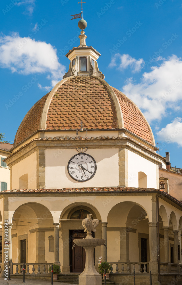 Chiesa con la cupola e l'orologio a Poppi in Toscana, Italia