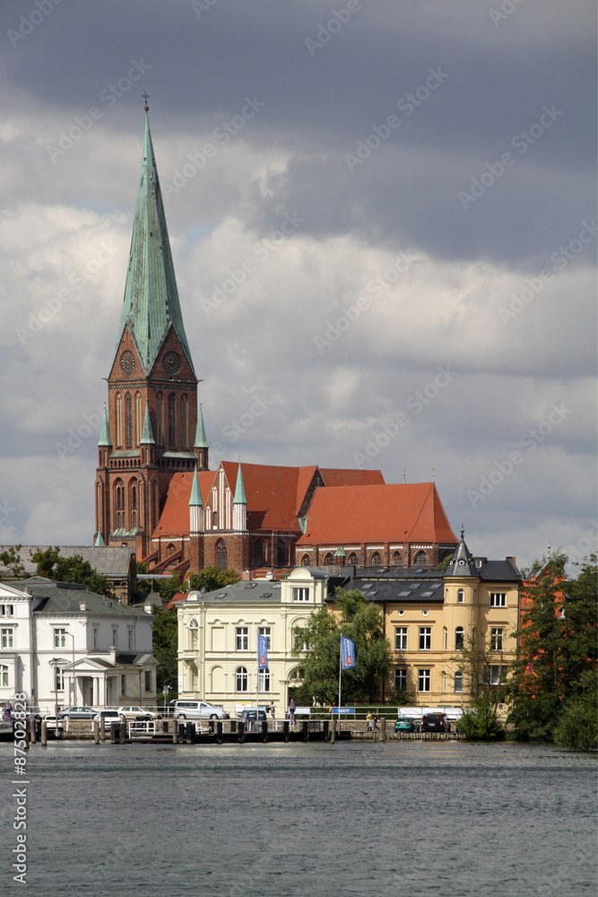 Obraz premium Blick zum Schweriner Dom vom See aus