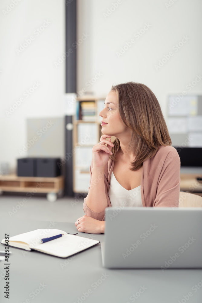 geschäftsfrau schaut in gedanken zur seite geschäftsfrau schaut in gedanken zur seite