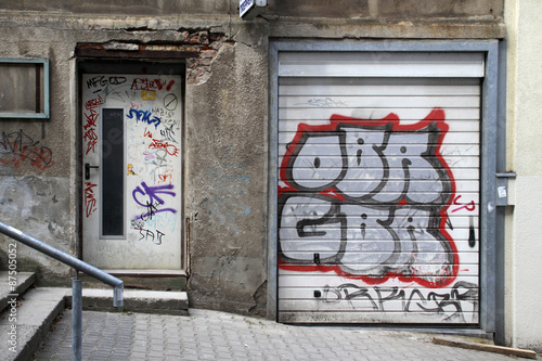Haustüren mit Graffiti in Schwerin