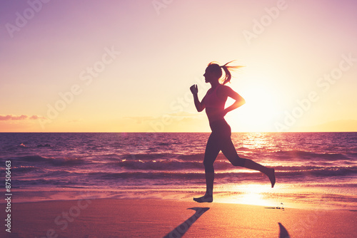 Fotografia Woman Running at Sunset