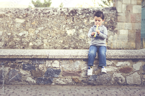 niño sentado con una flauta