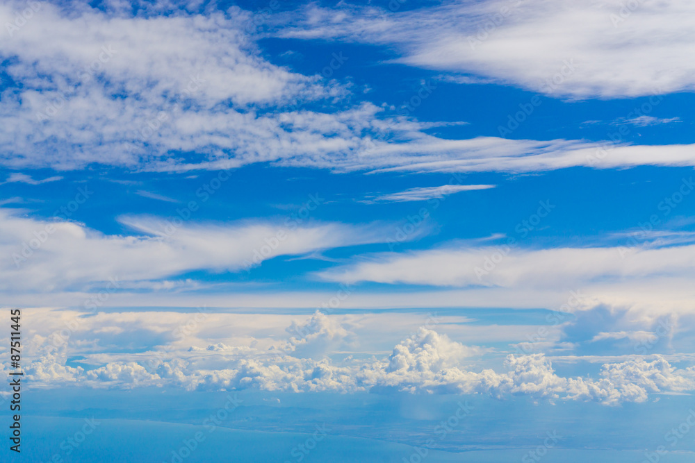 Obraz premium Blue sky background with tiny clouds