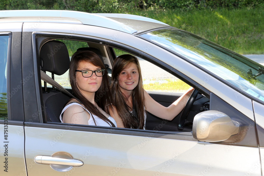 Deux adolescentes en voyage dans une voiture
