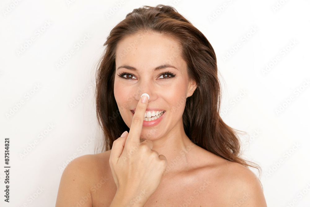 hübsche Frau mit Gesichtscreme hübsche Frau mit Gesichtscreme