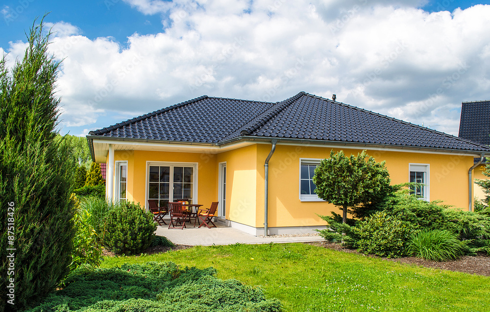 weisses Haus mit Terrasse weisses Haus mit Terrasse