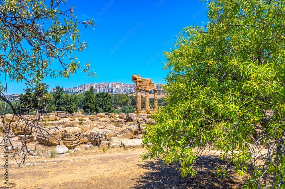 Agrigente.La vallée des temples.Temple des Dioscures( Castor et Pollux)