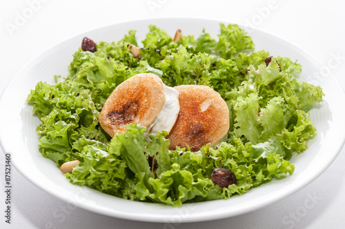 Ensalada de queso de cabra, lechuga pasas y piñones