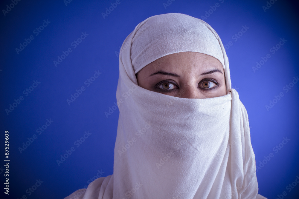Naklejka premium Beautiful arabic woman with traditional veil on her face, intens
