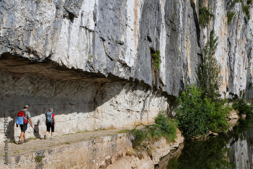 Photos Le chemin de halage creusé dans la falaise