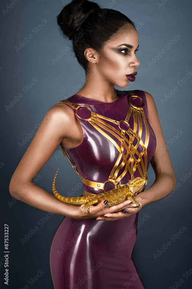 Sexy Woman in latex dress with lizard on her hands on grey background foto  de Stock | Adobe Stock