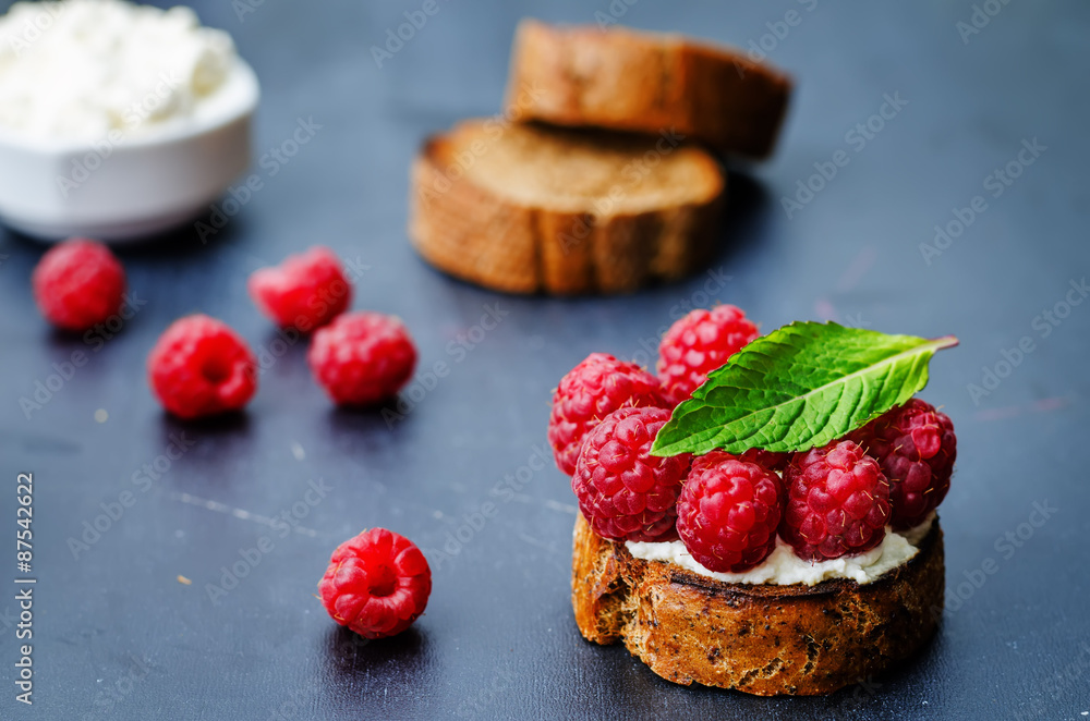 crostini with ricotta and raspberries crostini with ricotta and raspberries