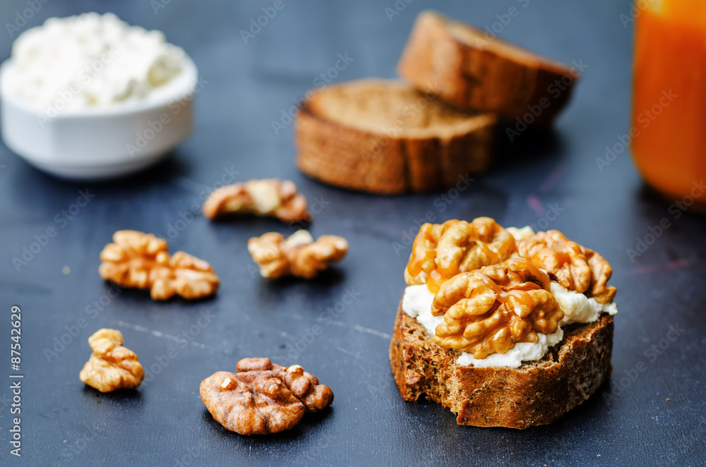 crostini with walnuts and caramel crostini with walnuts and caramel