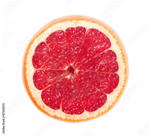 Круглая долька грейпфрута изолированная на белом фоне макро