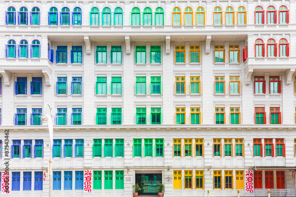 Naklejka premium Kolorowy budynek w Singapurze