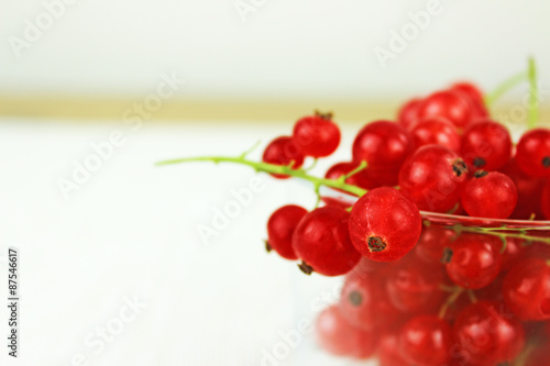 Johannisbeeren in Schale aus Glas auf Esstisch