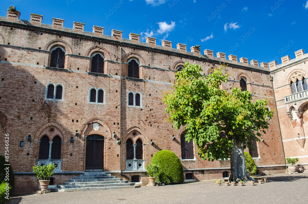 medieval castles and residences in Tuscany