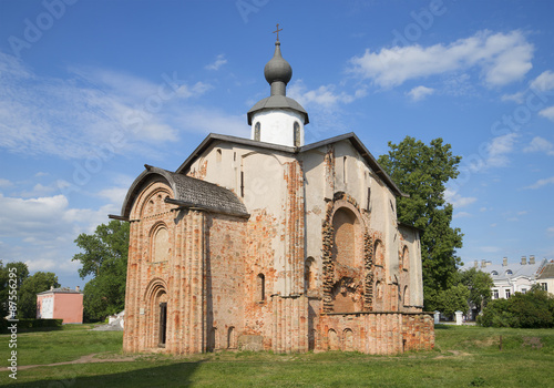 Церковь Параскевы Пятницы на Торгу крупным планом. Великий Новгород