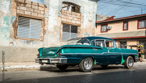 HDR Kuba Havanna grüner Oldtimer parkt am Strassenrand © mabofoto@icloud.com