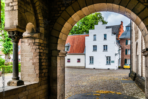Wallpaper Mural 3180 Düsseldorf Kaiserswerth - Tor am Suitbertus-Platz Torontodigital.ca