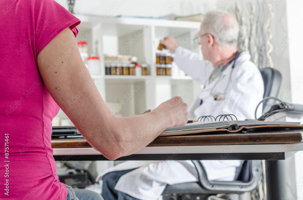 Obraz premium Patient in consultation with her doctor