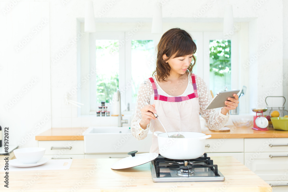 ダイニングの爽やかな女性 ダイニングの爽やかな女性