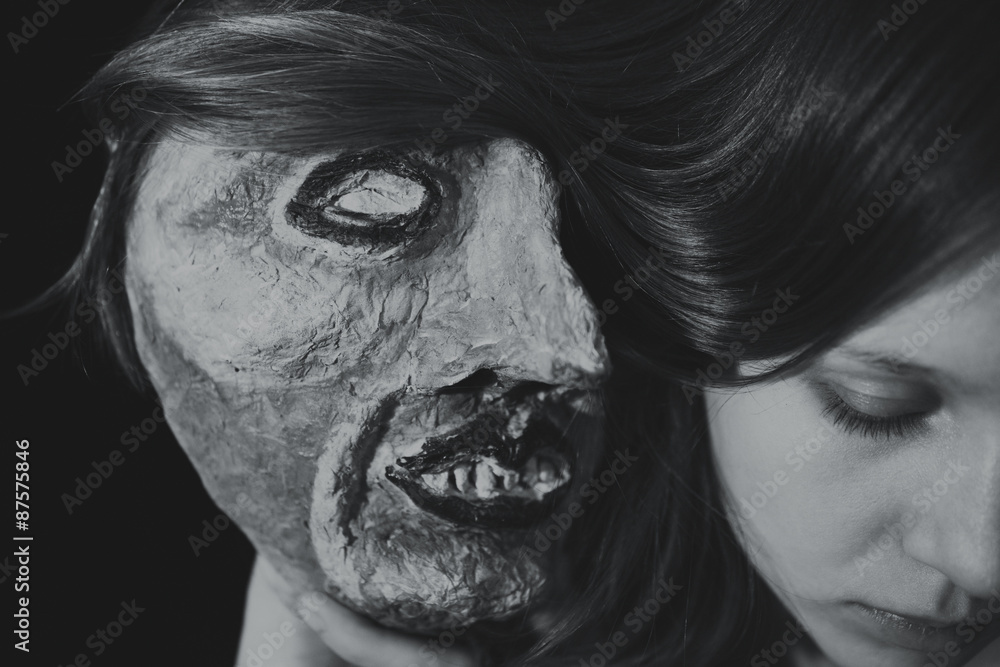Obraz premium Portrait of a young woman with spooky theatrical mask