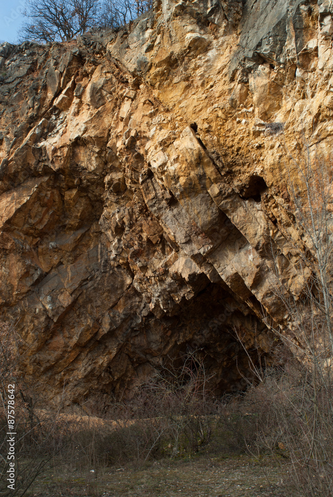 Grotte dans une carrière de pierre, grès jaune Grotte dans une carrière de pierre, grès jaune