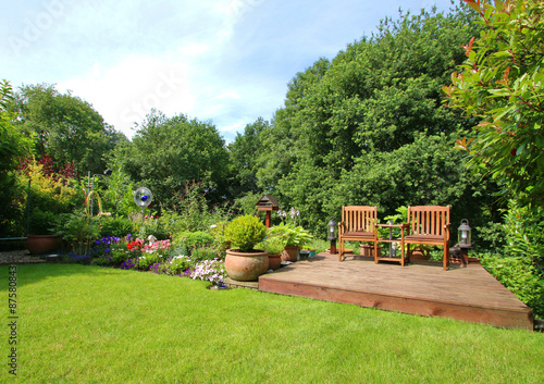 sommerlicher Garten mit Gartenmöbeln photo