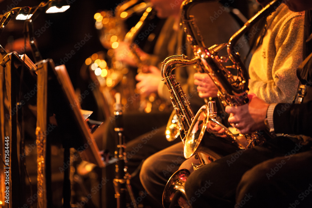 Fototapeta premium Saksofon Big Band. Szczery widok wzdłuż sekcji saksofonowej wielkiego zespołu podczas koncertu.