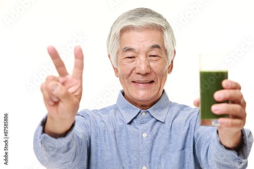 青汁を飲む高齢者