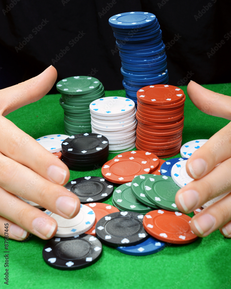 Gewinn von Chips, Geld und Spielmarken beim Poker oder Kartenspiel Photos Adobe Stock