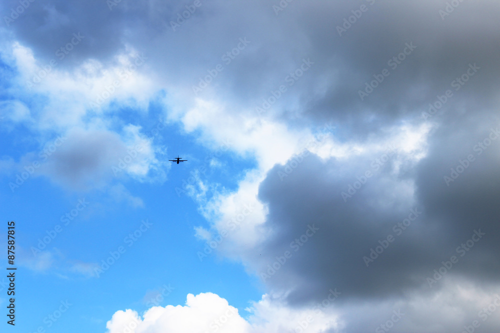 雲の間に飛ぶ飛行機 雲の間に飛ぶ飛行機