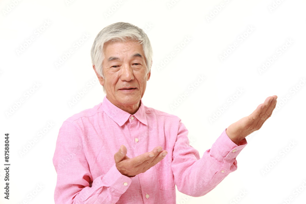 説明をする高齢者 説明をする高齢者