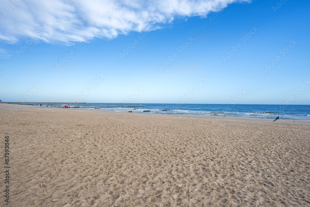 Strand der Ostsee mit blauem Himmel Strand der Ostsee mit blauem Himmel