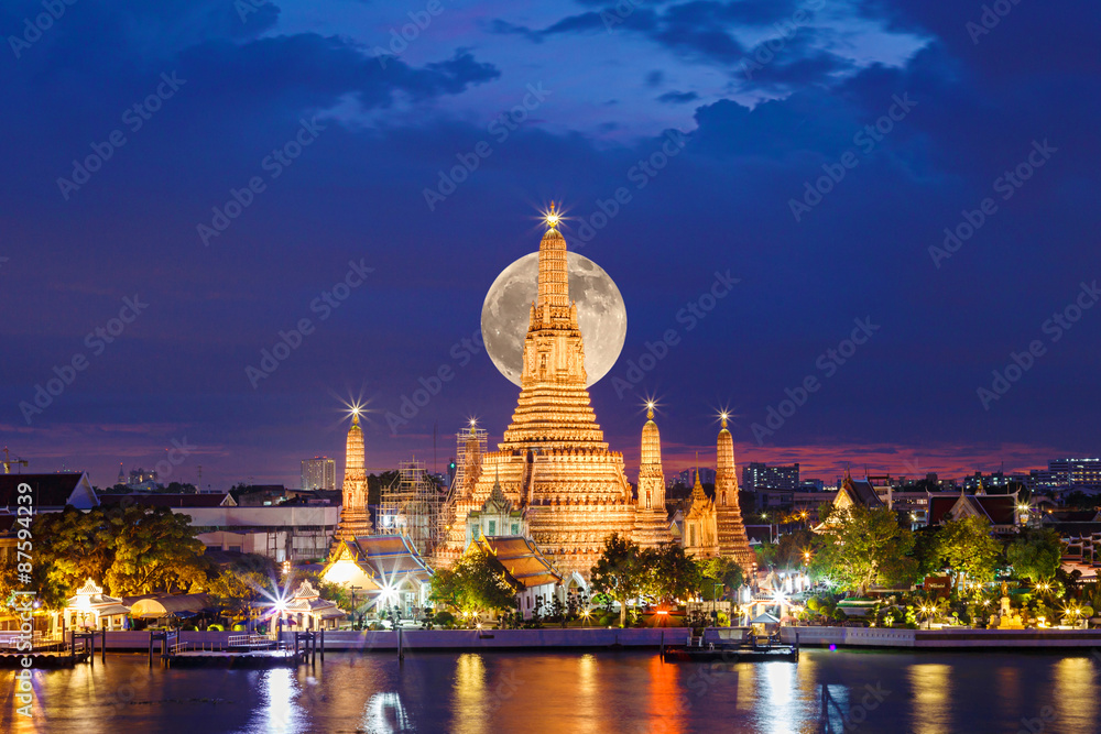 Obraz premium Świątynia Wat Arun w nocy z księżycem w bangkoku w tajlandii.